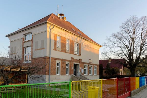 Fotografie školní budovy